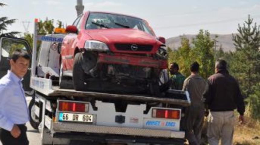 Otomobil mezarlığa u&ccedil;tu, s&uuml;r&uuml;c&uuml; yaralandı