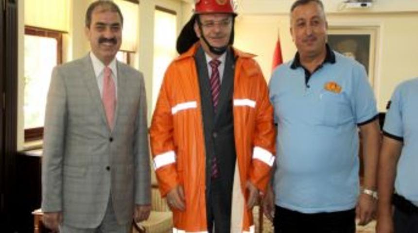 Vali &Ouml;zcan itfaiyeci elbisesi giydi