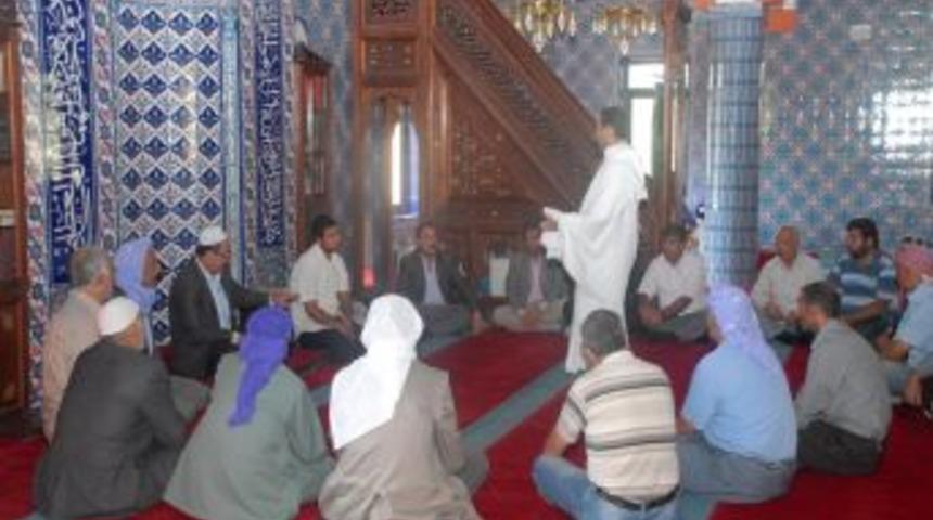 Camii bah&ccedil;esinde hac tatbikatı