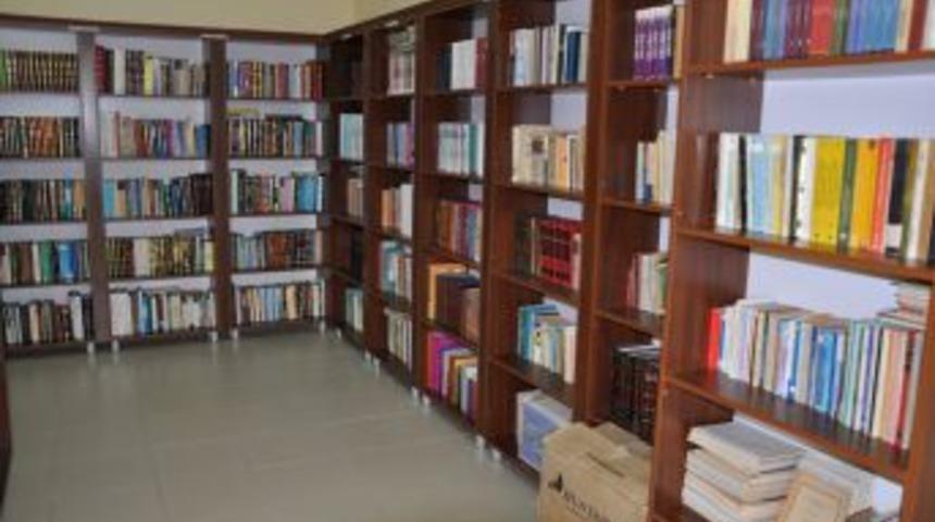 &Uuml;niversiteye 10 bin kitap bağışladı