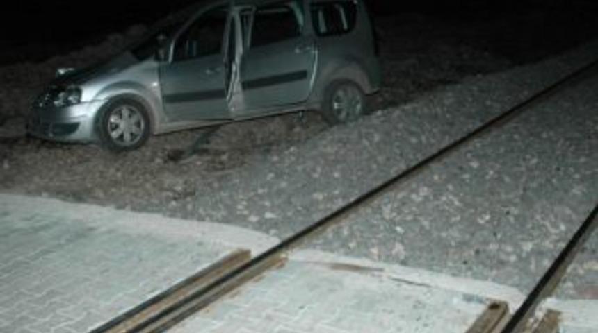 Osmaniye&rsquo;de y&uuml;k treni otomobile &ccedil;arptı