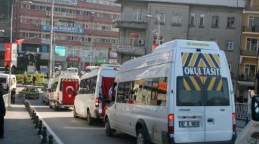 Zonguldaklı minib&uuml;s&ccedil;&uuml;ler, konvoy oluşturarak ter&ouml;re lanet yağdırdı