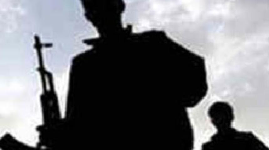 Teröristler, asker kıyafeti giyip, araç yaktı