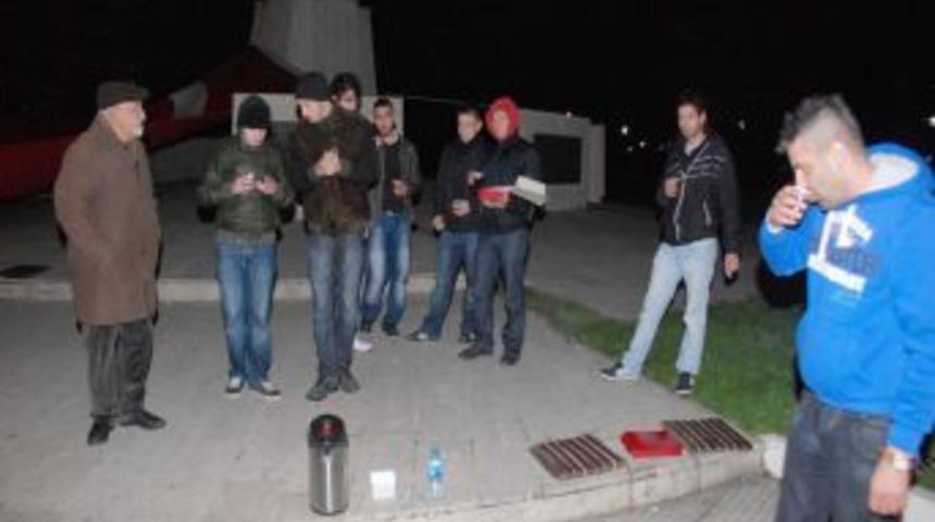 T&uuml;rk bayrağı eşliğinde sabaha kadar saygı n&ouml;beti tuttular