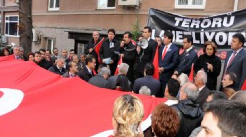 Sağlık çalışanları eş zamanlı eylemlerle şehitleri andı