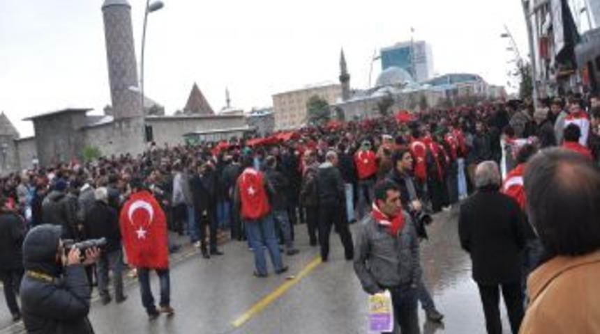 Erzurumlular şehidine sahip &ccedil;ıkıp ter&ouml;r&uuml; lanetledi
