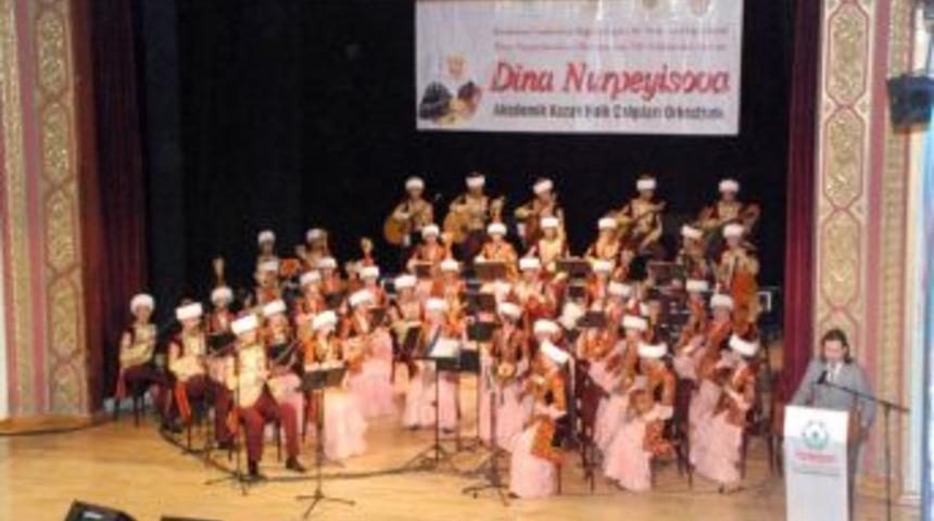 Dina Nurpeyisova Akademik Kazak Halk &Ccedil;algıları Orkestrası'ndan konser