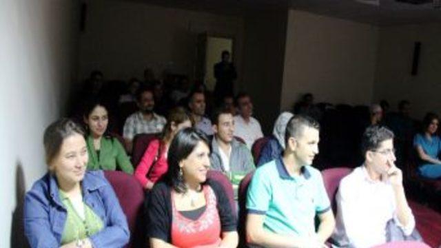 Doktorun tek kişilik gösterisi hastane çalışanlarını kahkahaya boğdu