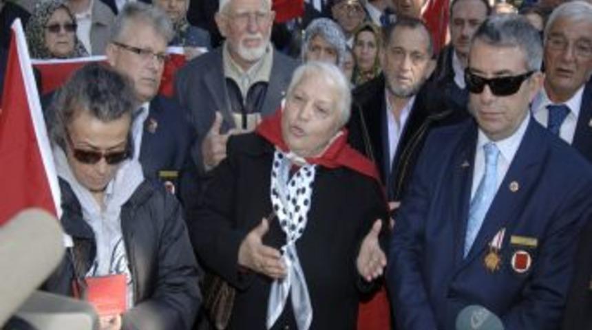 Gazi ve şehit yakınları Edirnekapı şehitliğinde ter&ouml;r&uuml; protesto etti