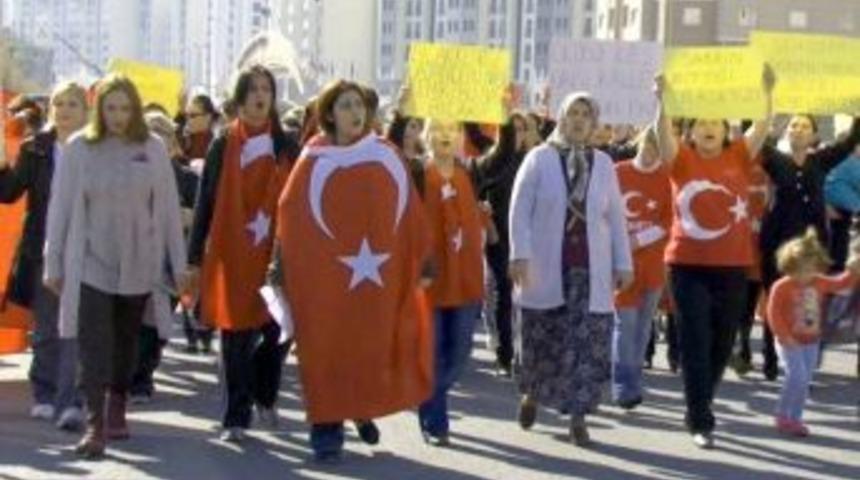 Asker eşleri şehitler i&ccedil;in y&uuml;r&uuml;d&uuml;