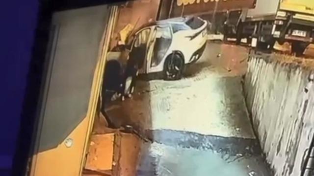 Beylikd&uuml;z&uuml; nde otomobilin iş yeri duvarına &ccedil;arptığı kaza kamerada: 1 ağır yaralı 1