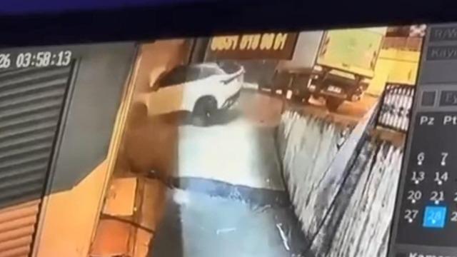 Beylikd&uuml;z&uuml; nde otomobilin iş yeri duvarına &ccedil;arptığı kaza kamerada: 1 ağır yaralı 2