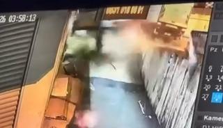 Beylikd&uuml;z&uuml;'nde otomobilin iş yeri duvarına &ccedil;arptığı kaza kamerada: 1 ağır yaralı