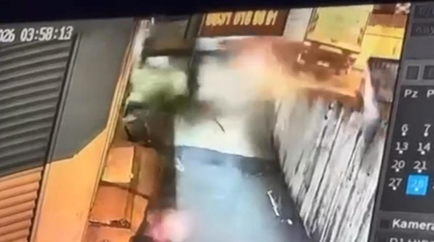 Beylikd&uuml;z&uuml;'nde otomobilin iş yeri duvarına &ccedil;arptığı kaza kamerada: 1 ağır yaralı