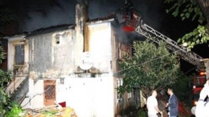 Evleri yanan aile hayırseverlerden yardım bekliyor