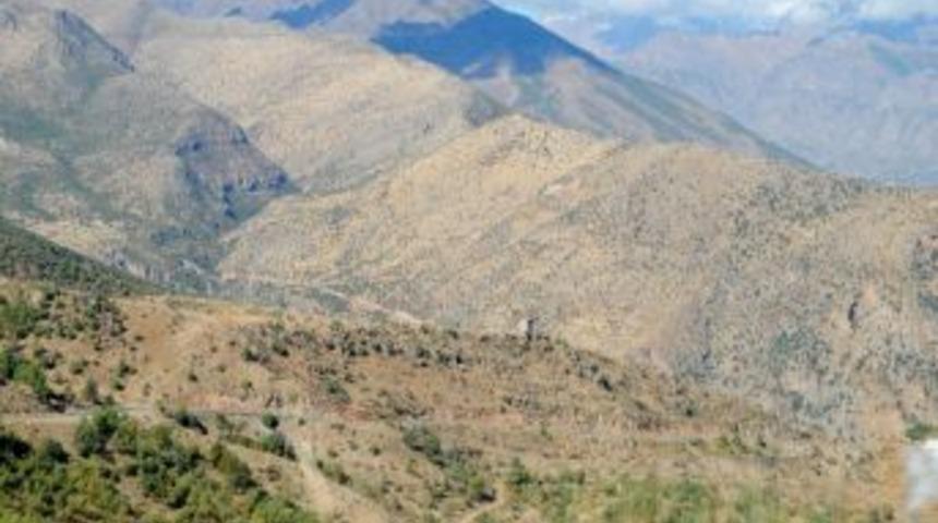 Hakkari Valisi, &Ccedil;ukurca'da saldırıya uğrayan yerleri inceledi