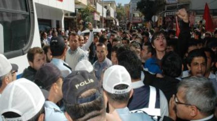 Osmaniye&rsquo;de bir grup gen&ccedil; BDP binasına girmek istedi