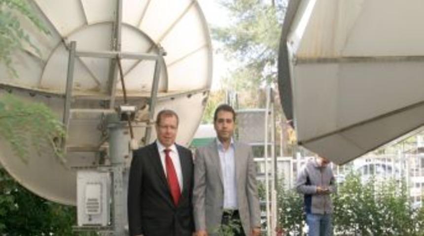 PTT binası &ouml;n&uuml;ndeki dev uydu antenleri s&ouml;k&uuml;ld&uuml;