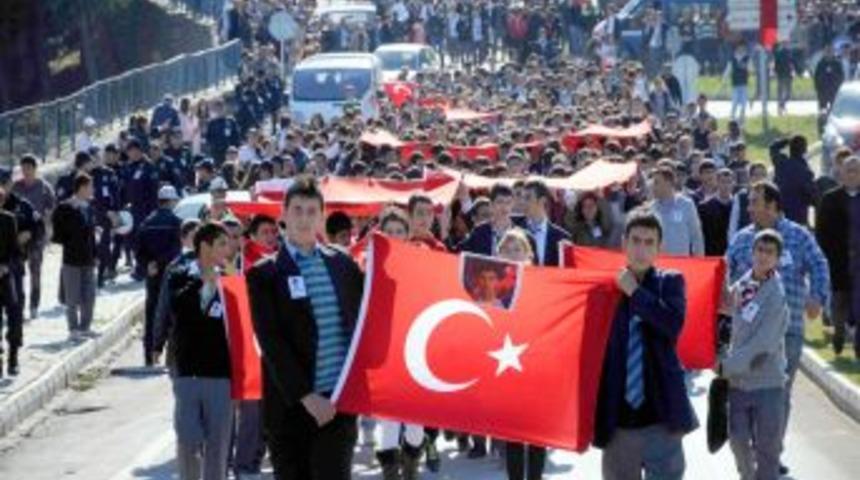 Samsun şehidi i&ccedil;in d&uuml;zenlenen y&uuml;r&uuml;y&uuml;şe 5 bin kişi katıldı