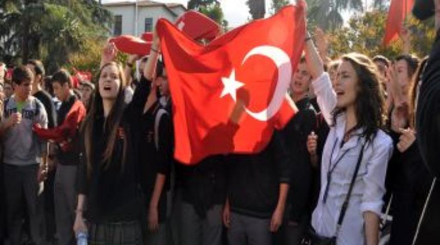 Liseli gen&ccedil;ler şehitler i&ccedil;in y&uuml;r&uuml;d&uuml;