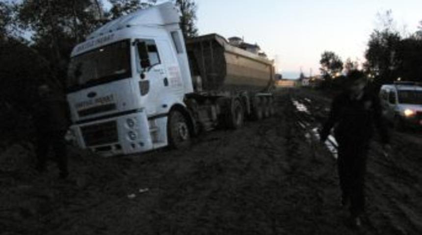 &Ccedil;alıntı kamyonla ka&ccedil;arken kuma saplandılar