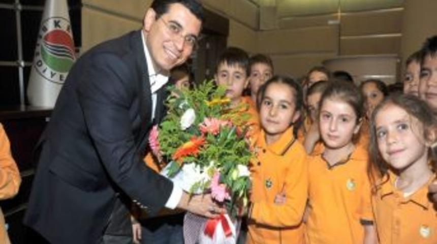 Meclis sıralarında oturan &ouml;ğrenciler, dersi belediye başkanından dinledi