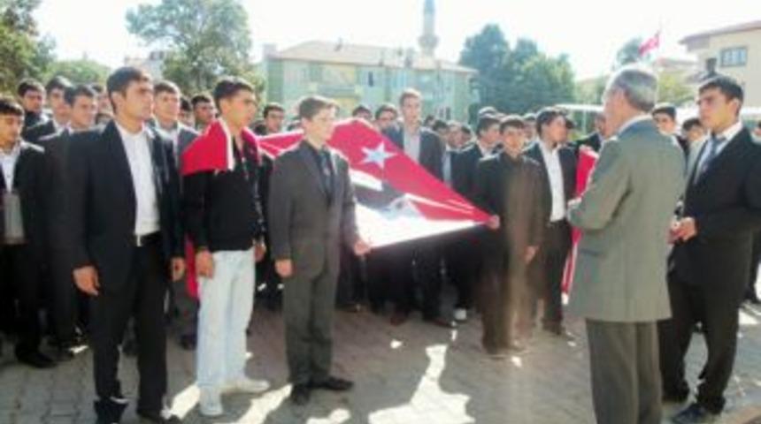 Liseli &ouml;ğrencilerden ter&ouml;re lanet y&uuml;r&uuml;y&uuml;ş&uuml;