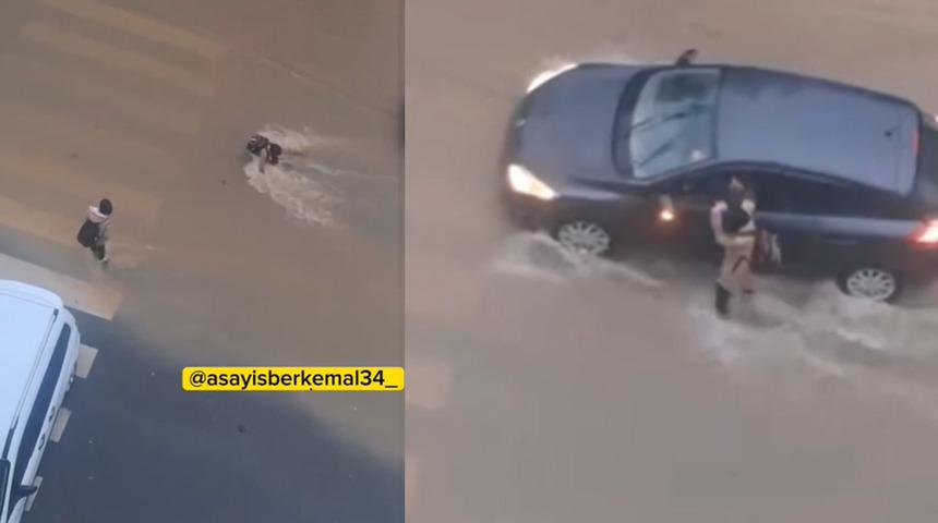 Yağmurda d&uuml;şen &ccedil;ocuğa, aracından inmeden yardım etti!