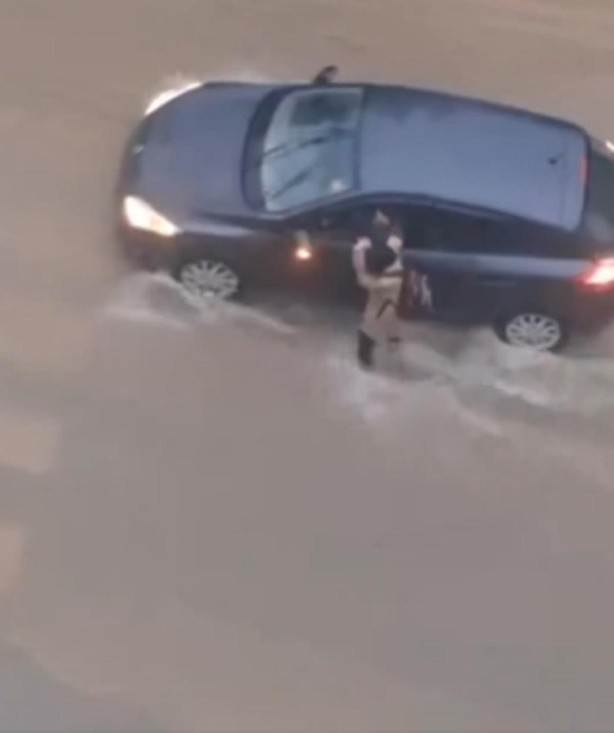 Yağmurda d&uuml;şen &ccedil;ocuğa, aracından inmeden yardım etti! 2