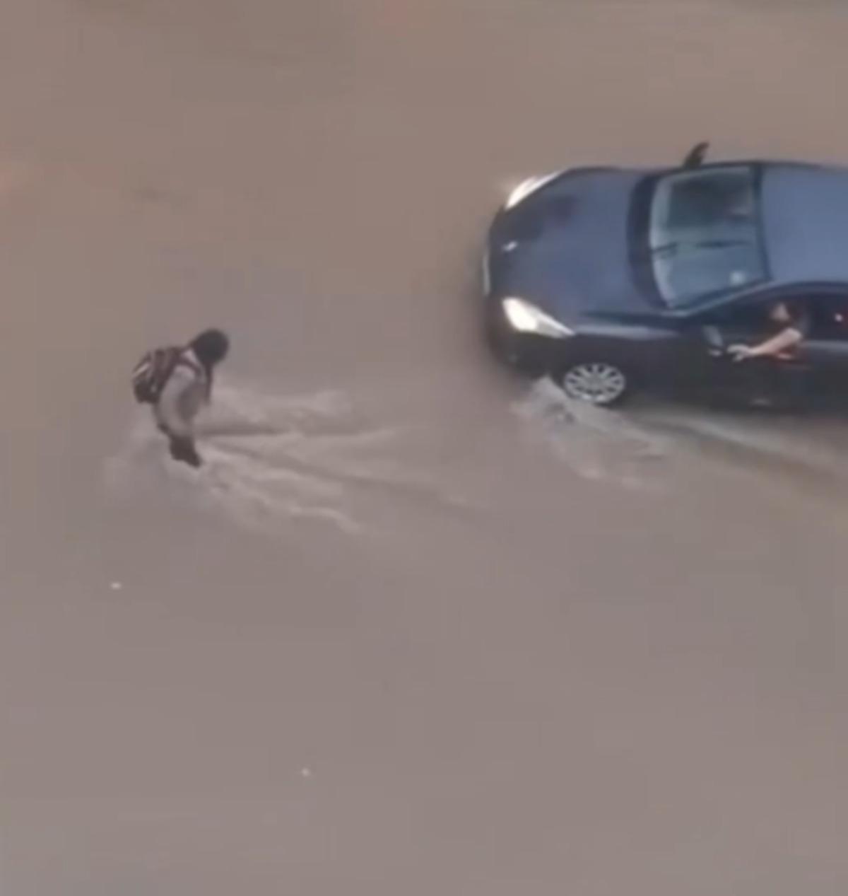 Yağmurda d&uuml;şen &ccedil;ocuğa, aracından inmeden yardım etti! 1
