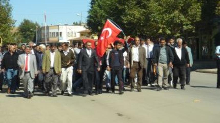 T&uuml;rkoğlu&rsquo;nda ter&ouml;re lanet mitingi d&uuml;zenlendi