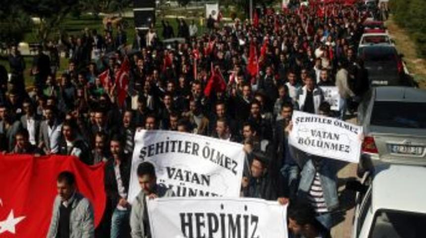Sel&ccedil;uk &Uuml;niversitesi &ouml;ğrencileri ter&ouml;r&uuml; protesto etti