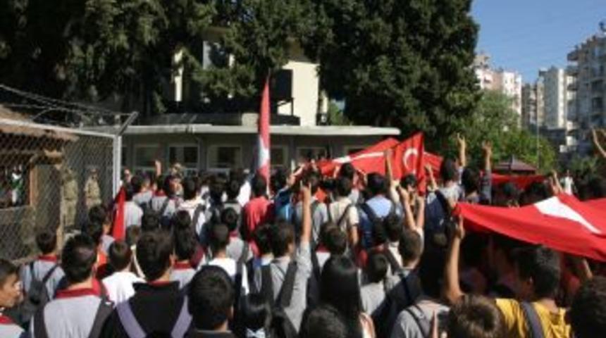 Lise &ouml;ğrencileri şehitler i&ccedil;in sokağa d&ouml;k&uuml;ld&uuml;