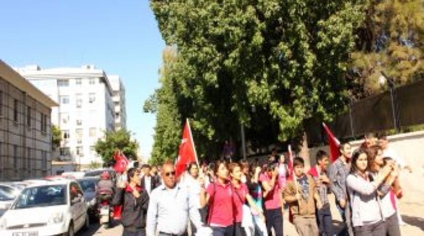 Öğrenciler Merkez Komutanlığının kapısında terörü protesto etti