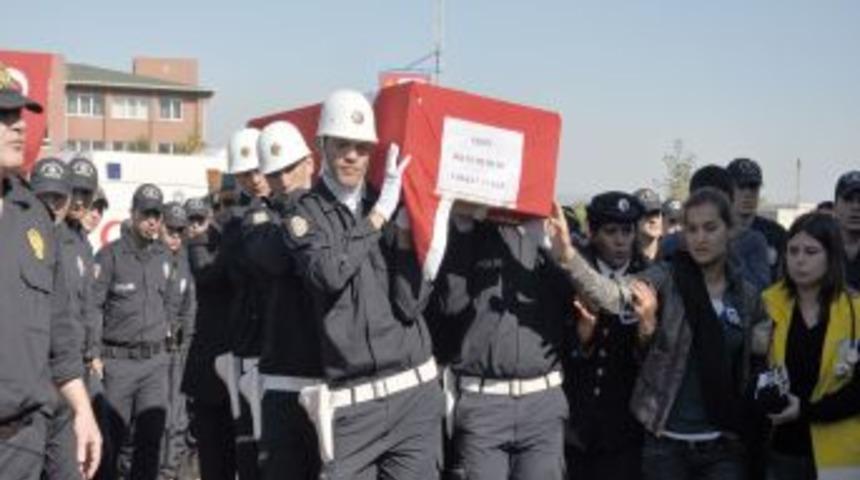 Şehit polis, g&ouml;zyaşları i&ccedil;inde toprağa verildi