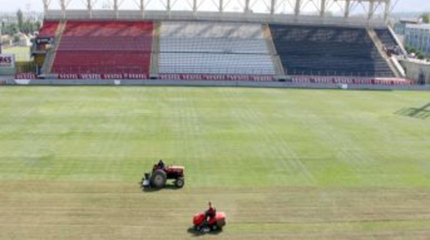 Manisa 19 Mayıs Stadı&rsquo;nın zemini bakıma alınacak