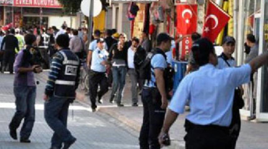 Polis BDP binasına T&uuml;rk bayrağı astı