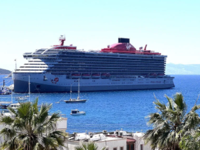 Bodrum'a "Scarlet Lady" kruvaziyeriyle 2 bin 603 turist geldi
