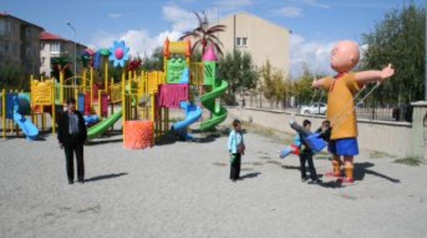 Aziziyeli &ccedil;ocukların Caillou sevinci