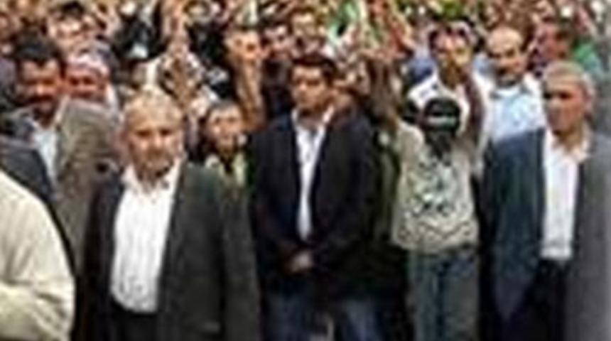 G&uuml;neydoğu halkı PKK'ya karşı bayrak a&ccedil;tı!