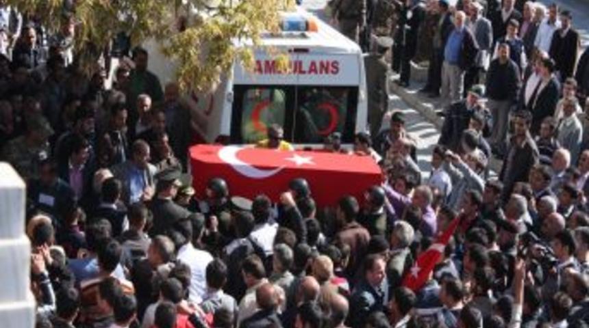 Elazığlı şehit Mehmet Ağgedik&rsquo;in cenaze t&ouml;reni sonrası gerginlik