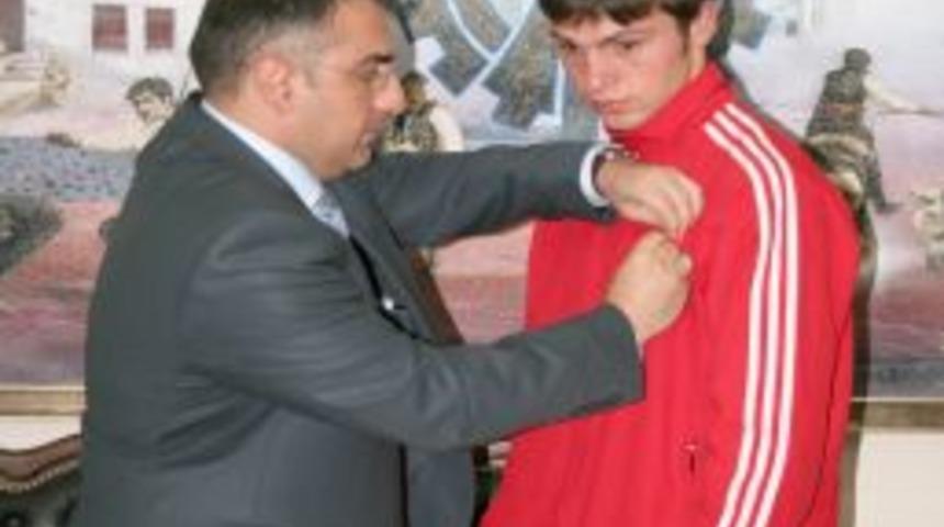 Şampiyon boks&ouml;rden Başkan Cengiz&rsquo;e ziyaret