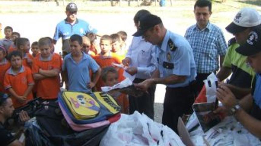 Kozan polisi &ouml;ğrencilere kırtasiye yardımı yaptı