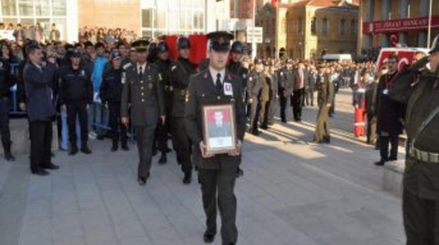 Şehit &Uuml;steğmeni memleketi Yozgat&rsquo;ta 10 bin kişi uğurladı