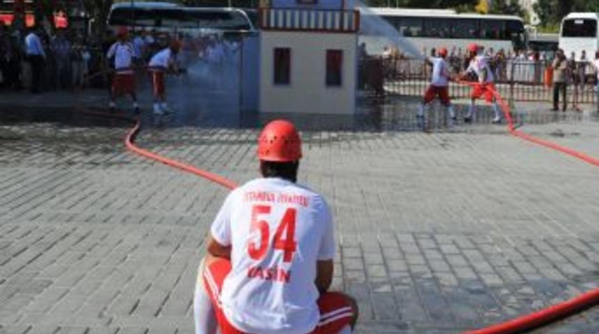 Yangın s&ouml;nd&uuml;ren tulumbacılar, izleyenleri 300 yıl &ouml;ncesine g&ouml;t&uuml;rd&uuml;