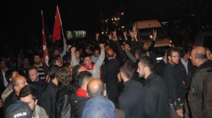 Sakarya'da BDP binasına y&uuml;r&uuml;mek isteyen gruba polis m&uuml;dahale etti