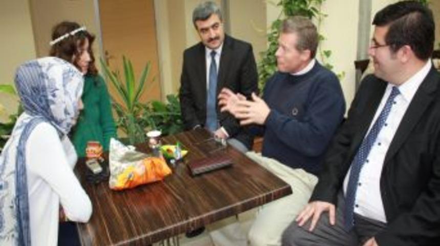 Amerikan Kongre &uuml;yesi Zirveli &ouml;ğrencilerle sohbet etti