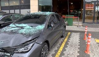 Fren yerine gaza bastı: 2 ara&ccedil; kafeye b&ouml;yle girdi