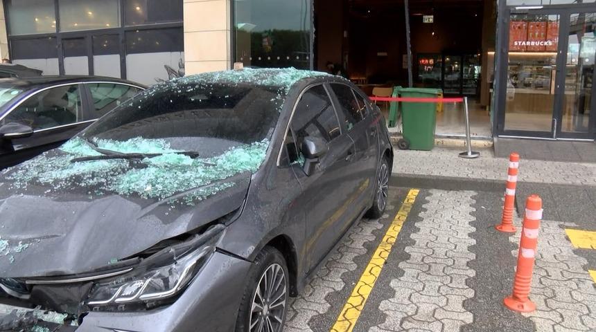  Fren yerine gaza bastı: İstanbul'da 2 ara&ccedil; kafeye b&ouml;yle girdi