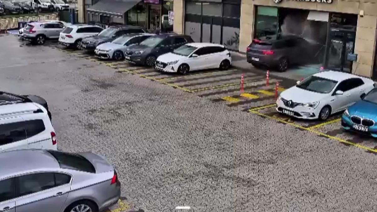 Fren yerine gaza bastı: İstanbul da 2 araç kafeye böyle girdi 3